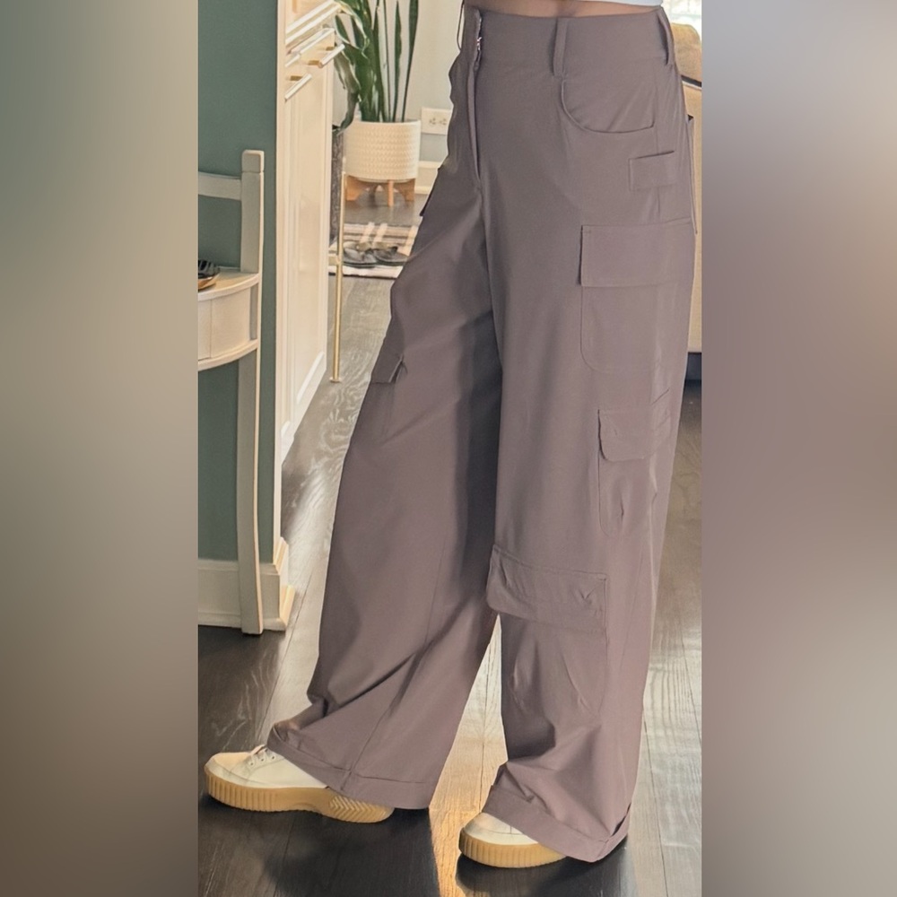 ALO Yoga Wide-Leg Cargo Pants in Taupe Gray